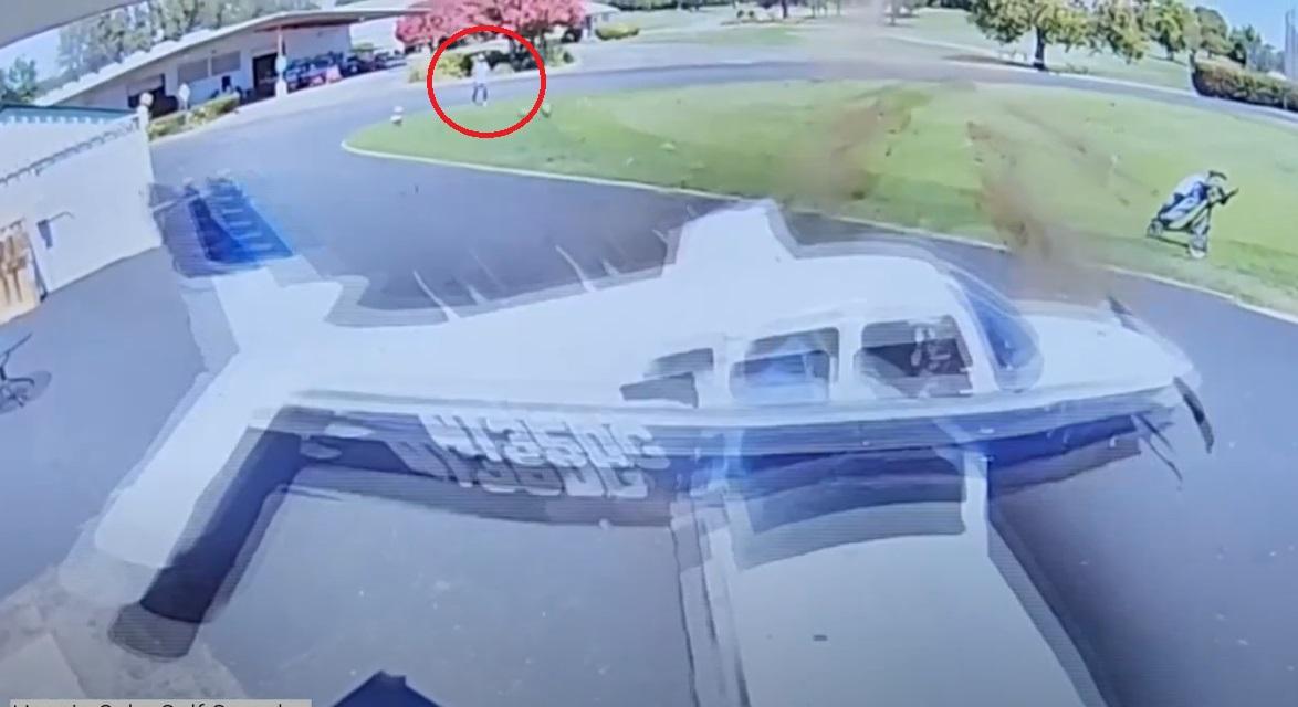 小型飛機降落後高速滑行,險些撞到高爾夫球手歐文斯。(互聯網)
