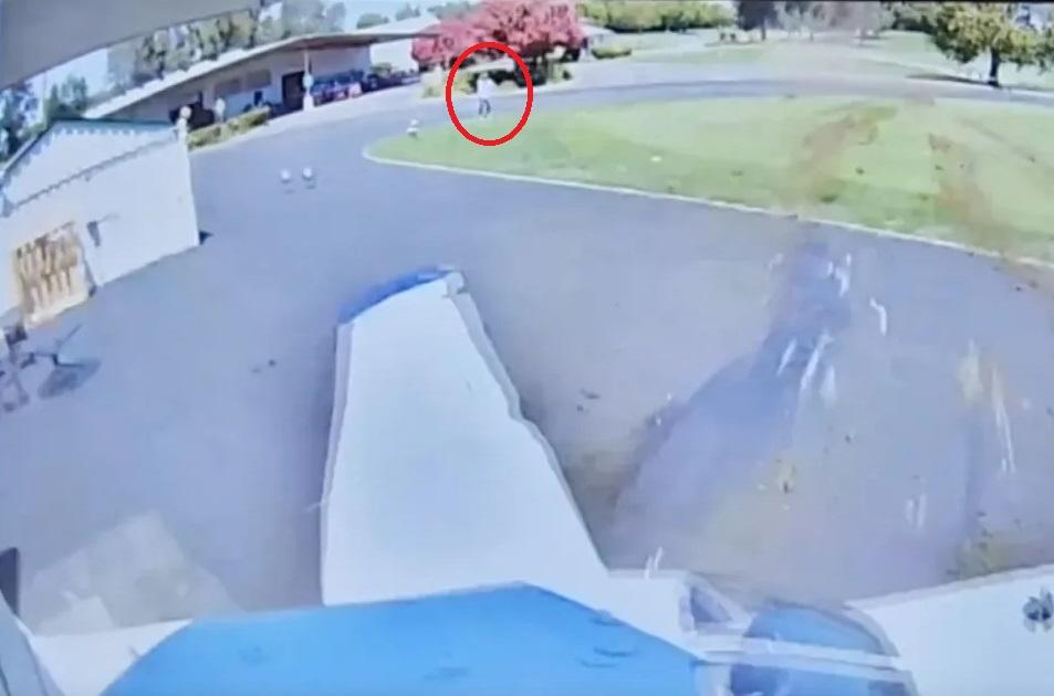 小型飛機幾乎滑出鏡頭。(互聯網)