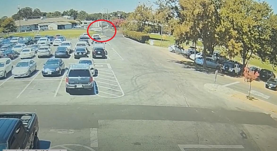 小型飛機高速降落高爾夫球場。(互聯網)