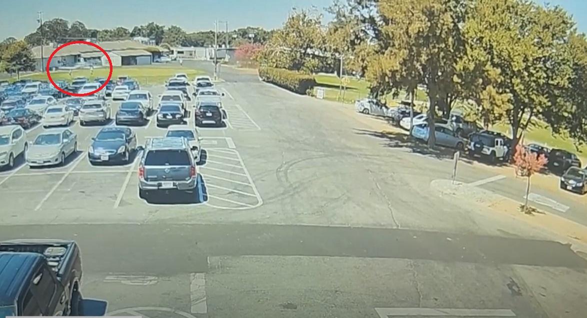 小型飛機撞到球場專賣店後停下。(互聯網)