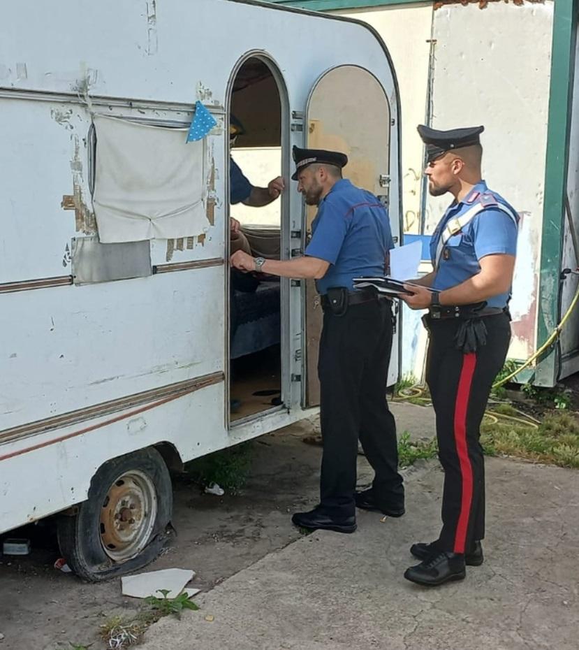 意大利憲兵近日到巴黎近郊的吉卜賽營地拘捕「扒手女王」。(互聯網)