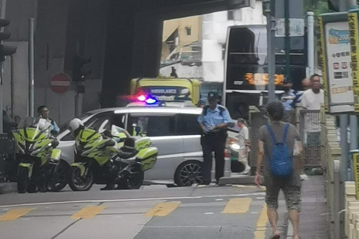 七人車逃走期間在大角咀道失事撞欄。(網民Kwanpik Cheng@FB群組「我長於大角咀重生版」)