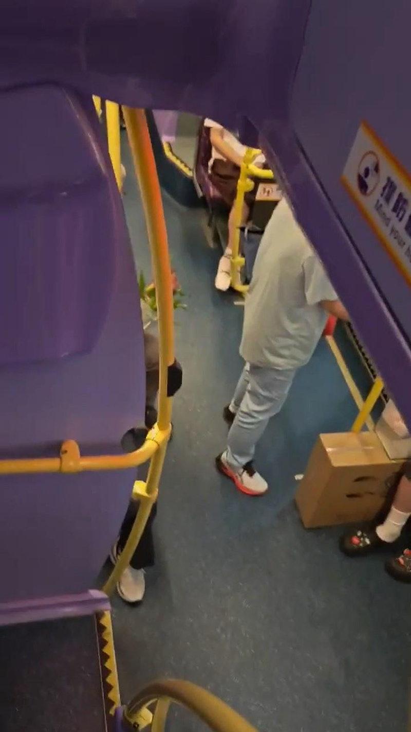 影片見到,片主當時在巴士上層,但已聽到下層吵架聲。(小紅書影片截圖)