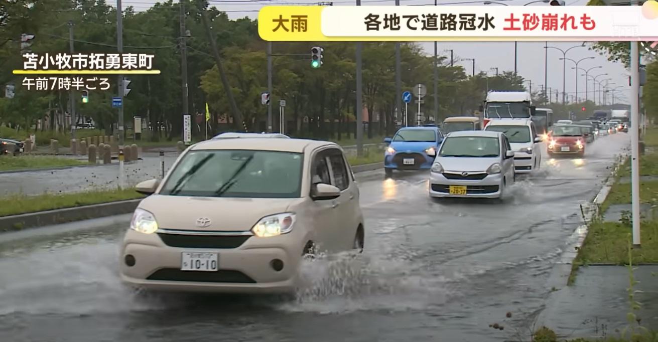北海道苫小牧市汽車涉水行駛。(互聯網)