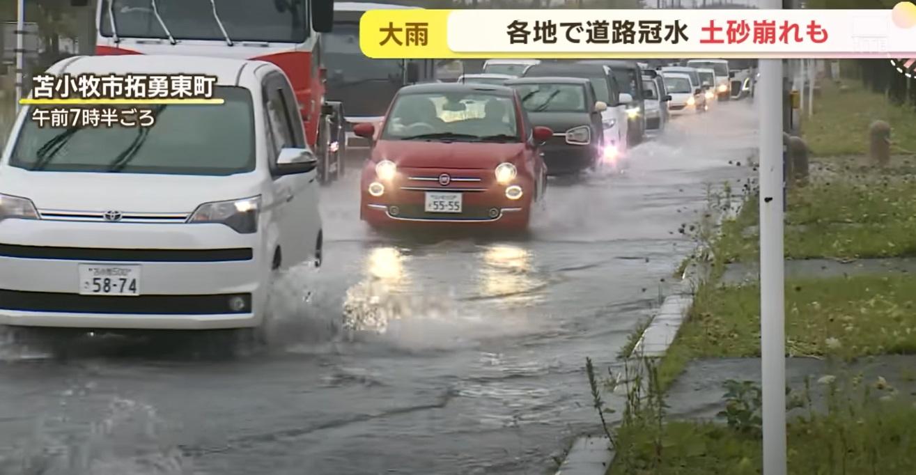 北海道苫小牧市水浸,汽車慢駛。(互聯網)