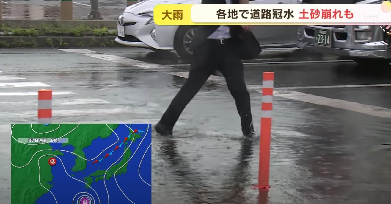 行人涉水。(互聯網)