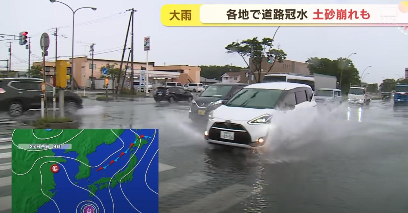 汽車濺起水花。(互聯網)