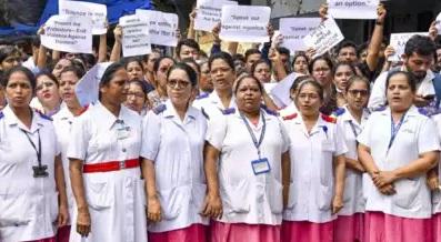 醫護人員抗議加爾各答女醫生遭姦殺。(互聯網)