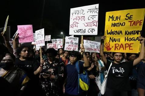民眾上街抗議加爾各答女醫生在醫院遭姦殺。(互聯網)