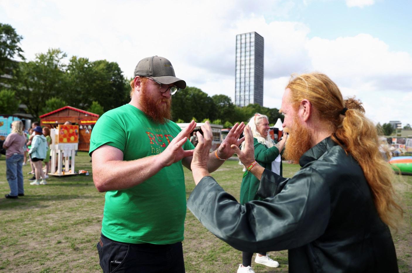 紅髮參加者互動。(路透社)