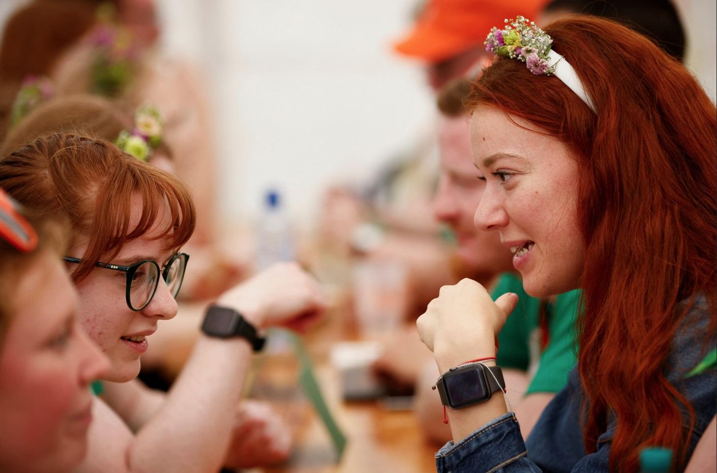 參加者互動交流。(路透社)