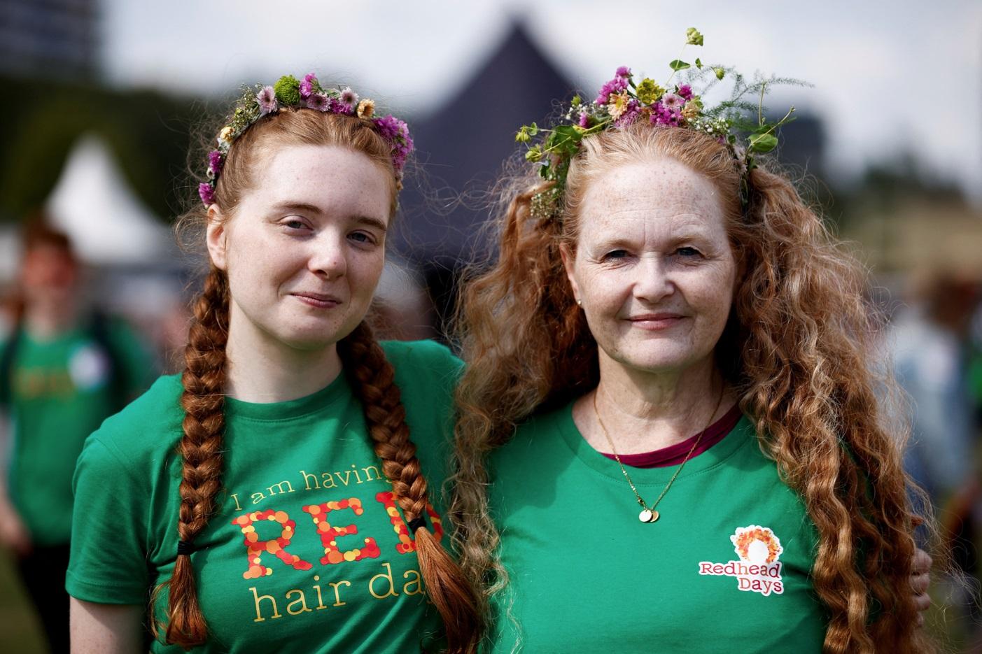 來自美國加州的21歲紅髮女Cassandra與59歲的Jennife合照。(路透社)