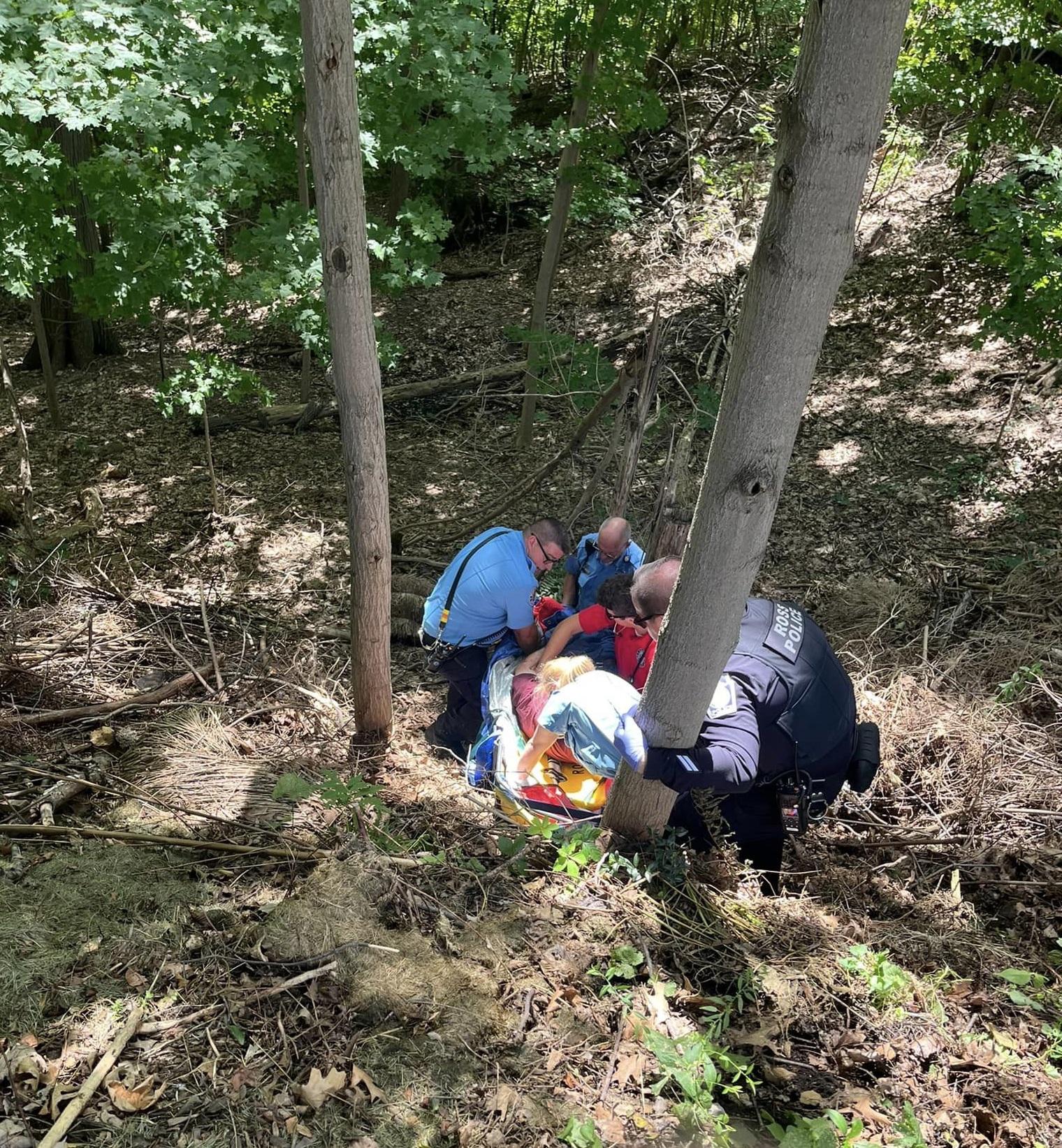 救援人員把男子固定在擔架上。(互聯網)