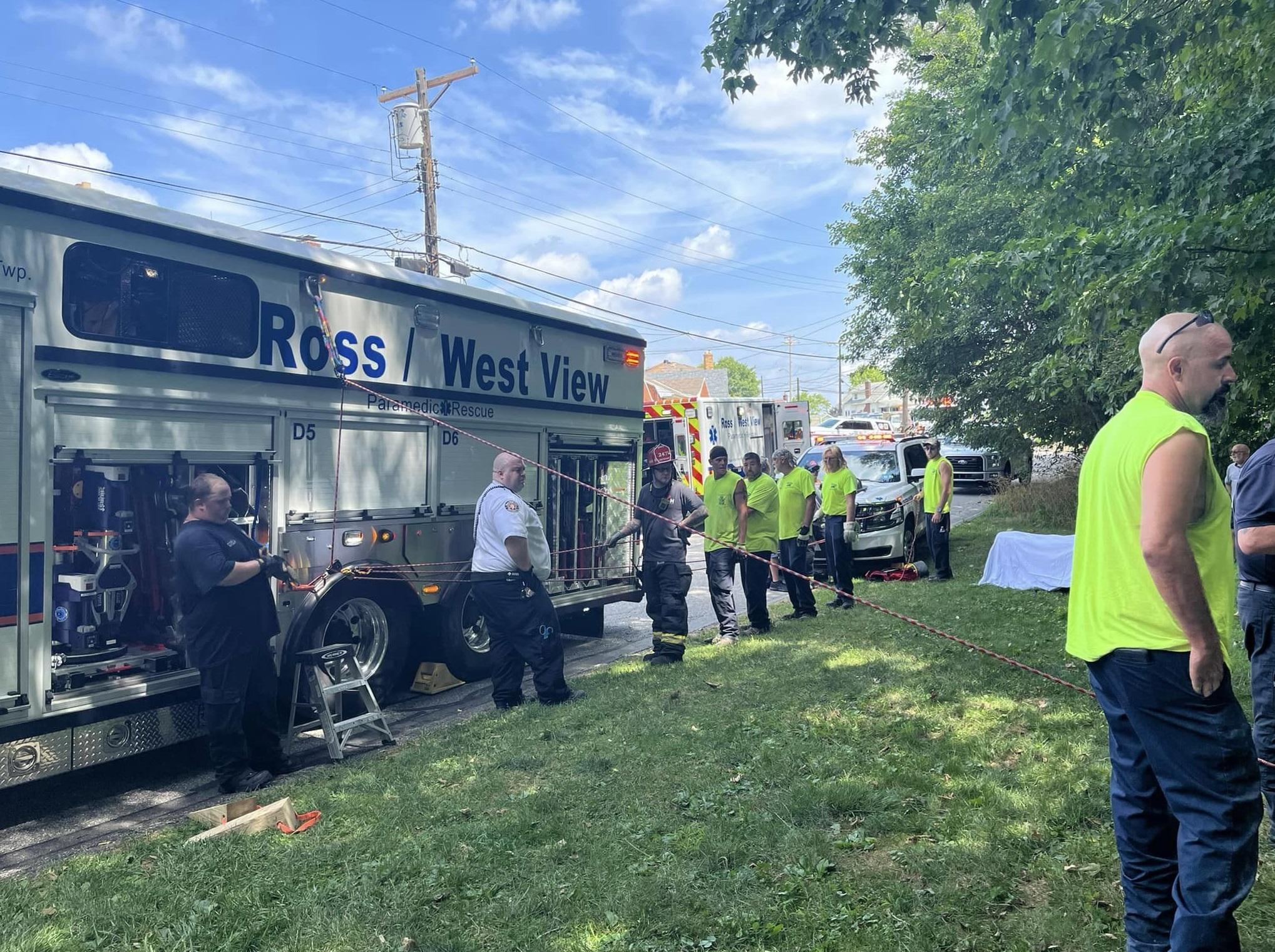 救援人員拉動繩索。(互聯網)