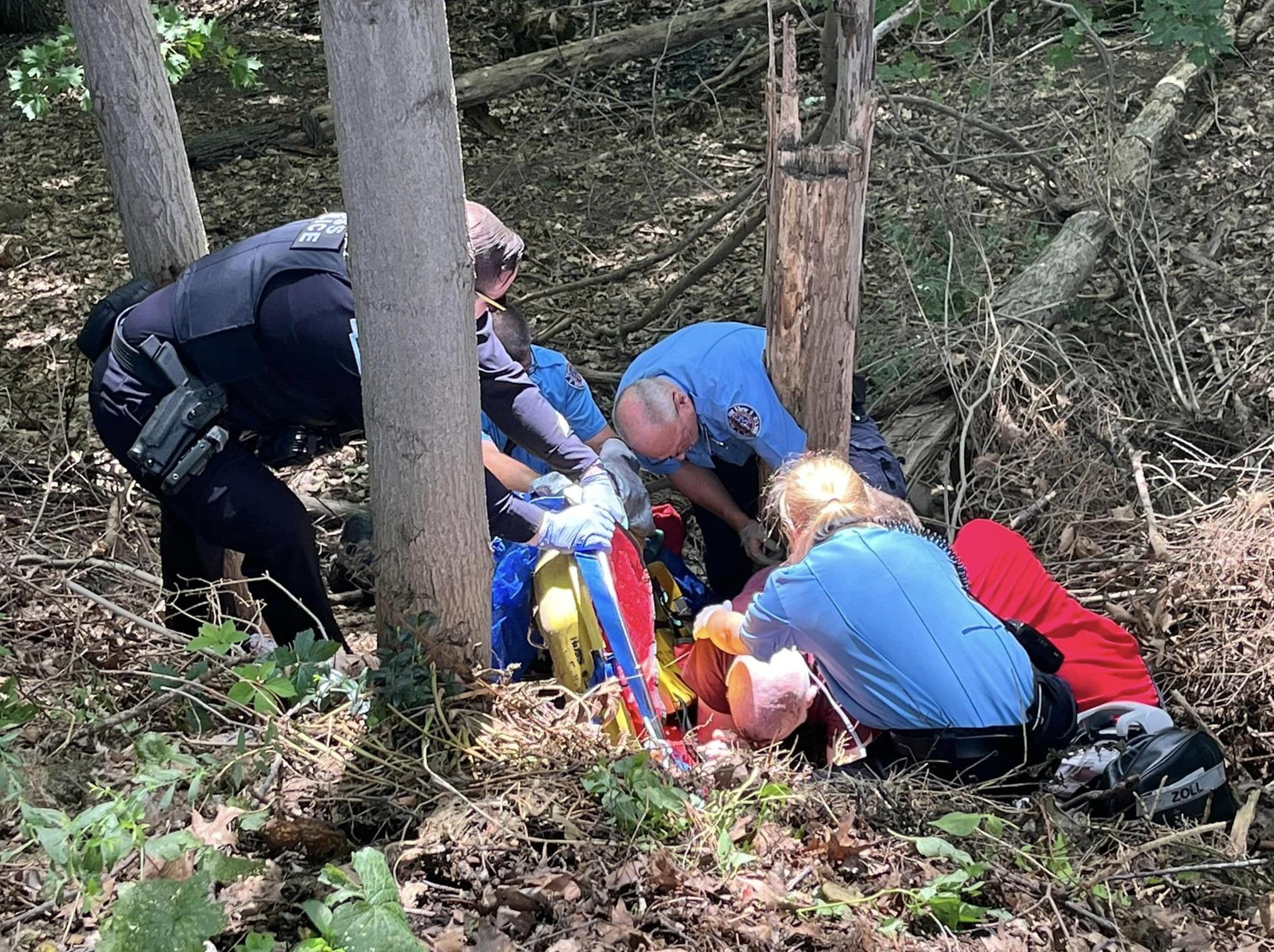 救援人員治理墮坡受傷的男子。(互聯網)