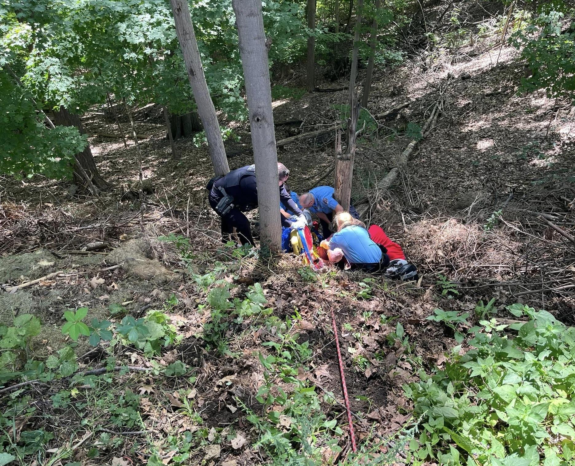 救援人員固定墮坡受傷的男子。(互聯網)