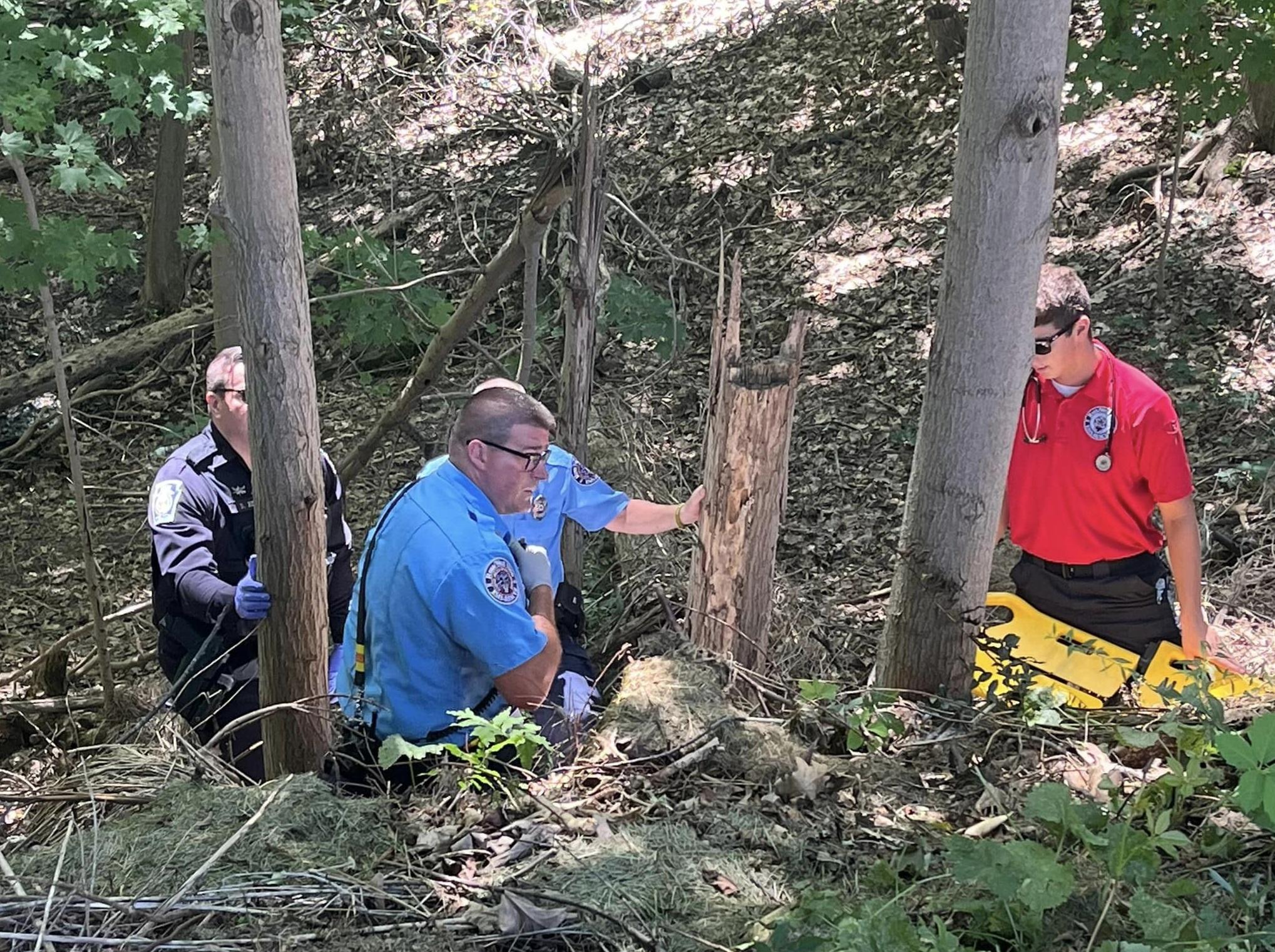救援人員治理墮坡受傷的男子。(互聯網)