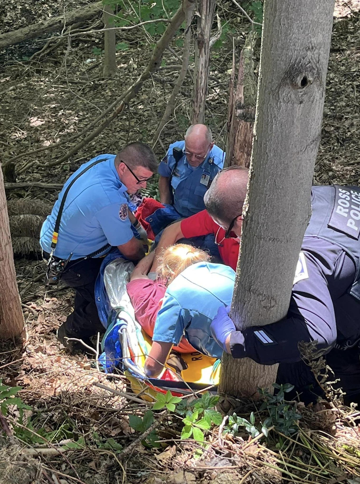 救援人員把男子固定在擔架上。(互聯網)