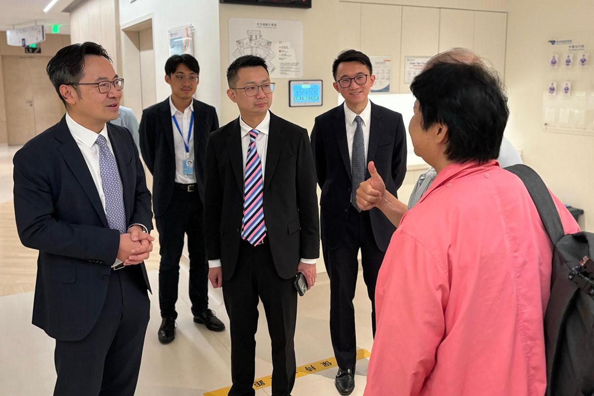 李力綱(左一)和樊敬文(中)與新服務點內的長者交流。(醫務衞生局FB)