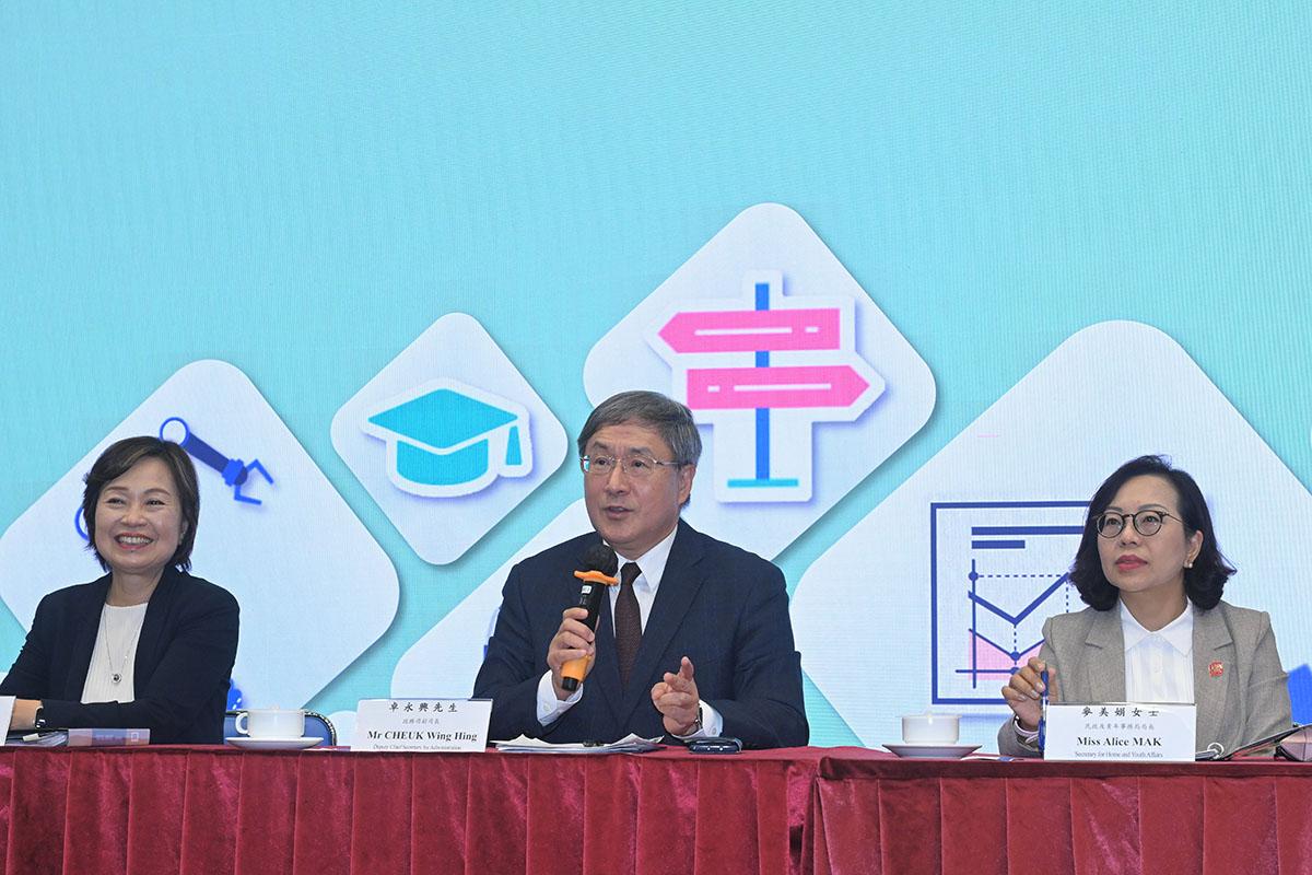 卓永興(中)出席《施政報告》專上學生諮詢會。(政府新聞處)