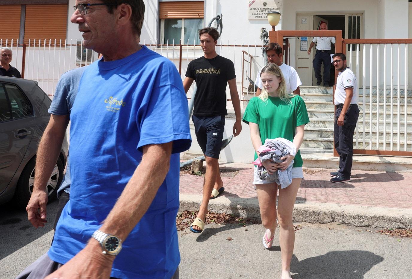 船上獲救的人離開海岸衛隊總部。(路透社)