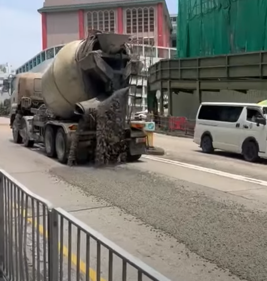 田螺車沿鯉魚門茶果嶺道往油塘方向行駛,轉動中的攪拌筒突「爆漿」漏出大量混凝土,排出一條數十米的「石屎路」(影片截圖)