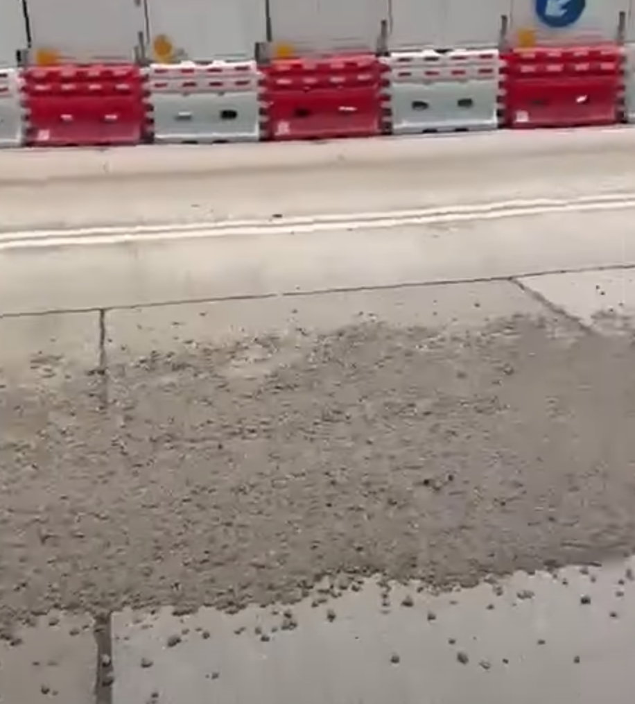 田螺車沿鯉魚門茶果嶺道往油塘方向行駛,轉動中的攪拌筒突「爆漿」漏出大量混凝土,排出一條數十米的「石屎路」(影片截圖)