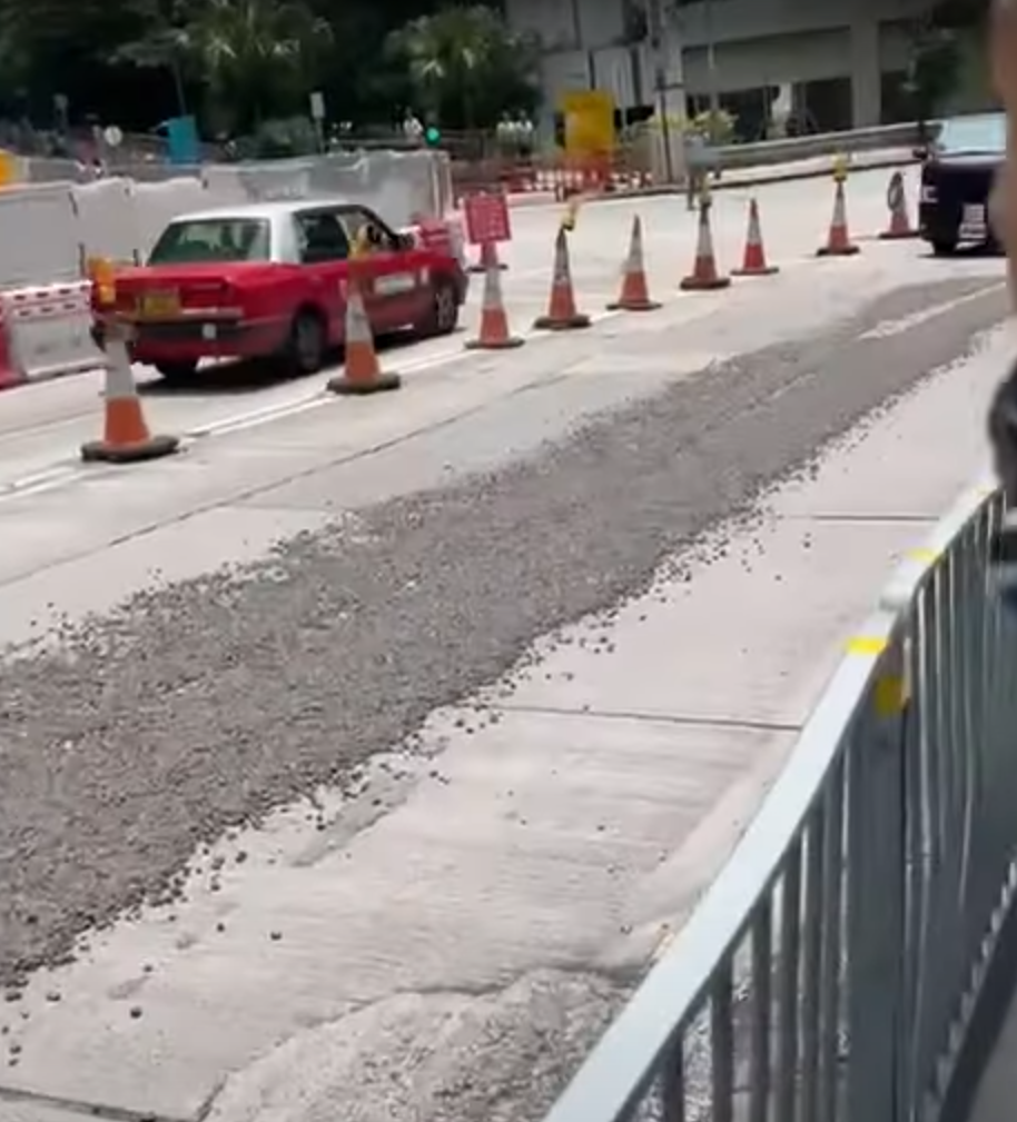 田螺車沿鯉魚門茶果嶺道往油塘方向行駛,轉動中的攪拌筒突「爆漿」漏出大量混凝土,排出一條數十米的「石屎路」(影片截圖)