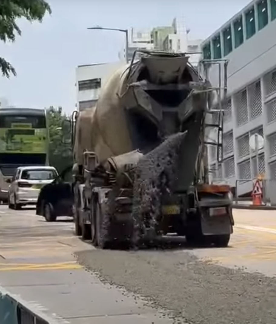 田螺車沿鯉魚門茶果嶺道往油塘方向行駛,轉動中的攪拌筒突「爆漿」漏出大量混凝土,排出一條數十米的「石屎路」(影片截圖)