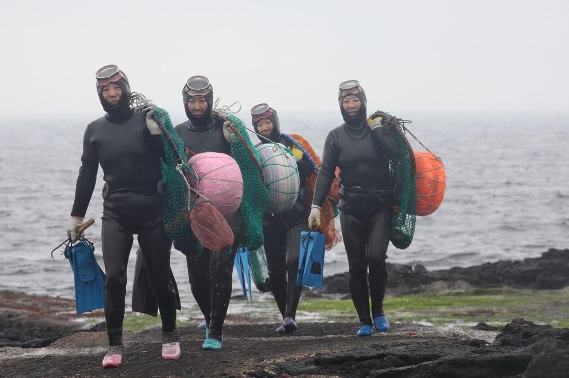 在濟州沿岸捕捉海產維生的海女。(互聯網)