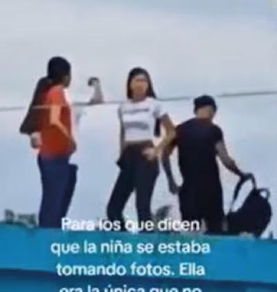 事發前,穿紅衣的阿托拉與朋友在屋頂拍照。(互聯網)