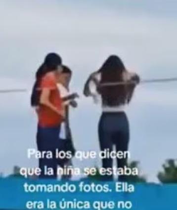 事發前,穿紅衣的阿托拉與朋友在屋頂拍照。(互聯網)