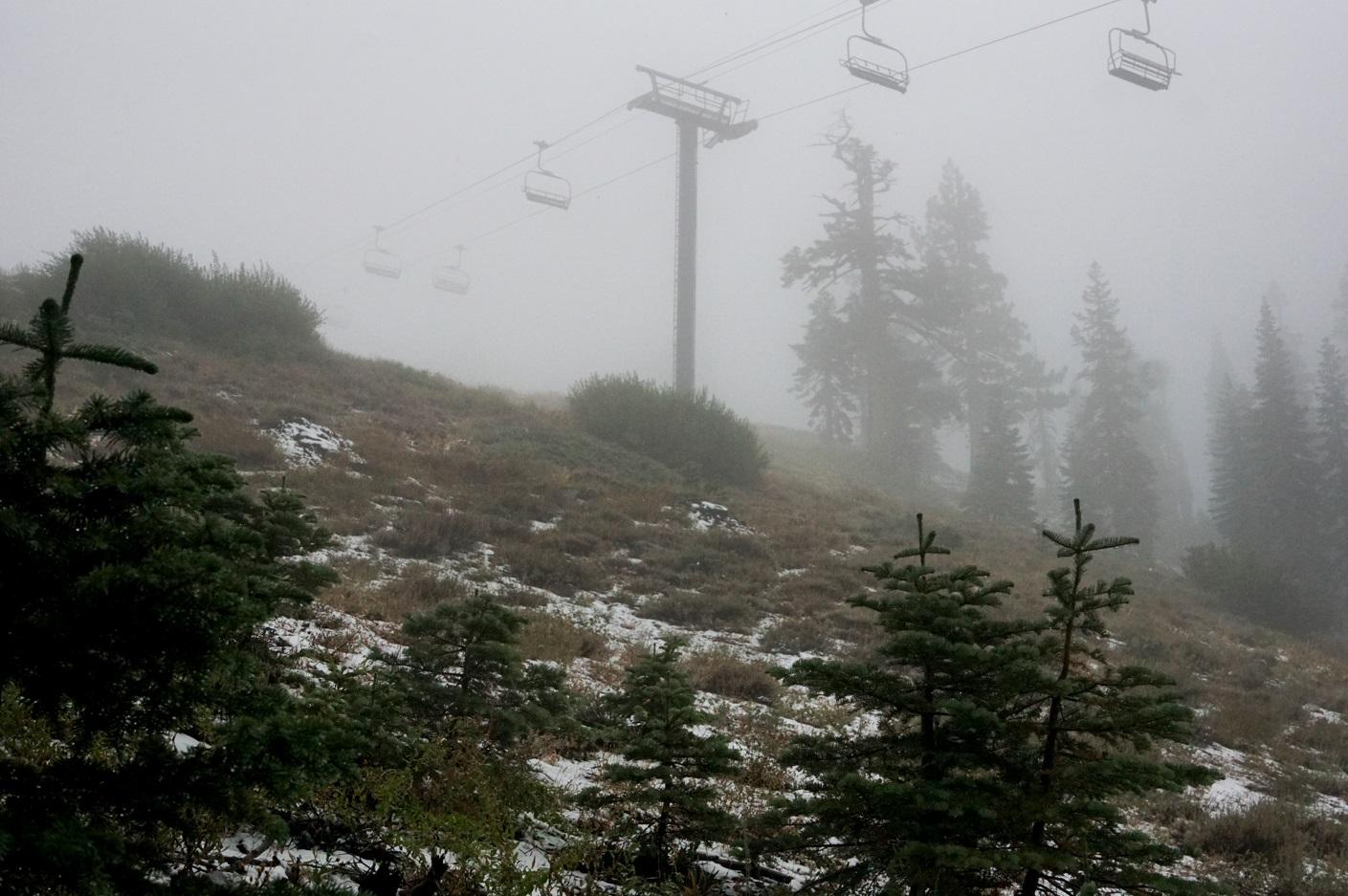 加州Donner Summit一處滑雪場上周六有薄薄積雪。(美聯社)
