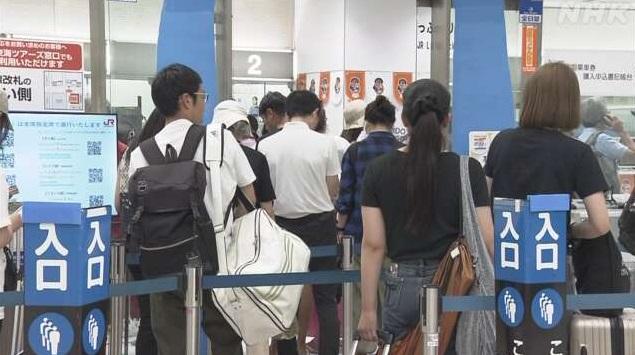 新幹線列車服務受風暴影響,JR靜岡縣濱松站乘客周四查詢車務狀況。(互聯網)