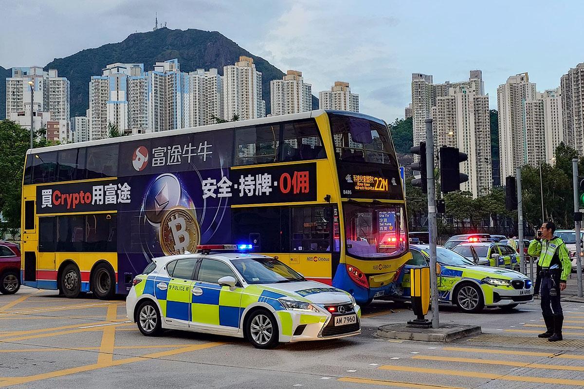 一輛警車與城巴在九龍灣相撞。(FB網民Sze Long Mak)