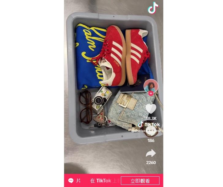 網紅恩里克斯拍片展示她與朋友把隨身物品整齊地放在安檢托盤內。(互聯網)