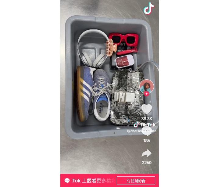 網紅恩里克斯拍片展示她與朋友把隨身物品整齊地放在安檢托盤內。(互聯網)