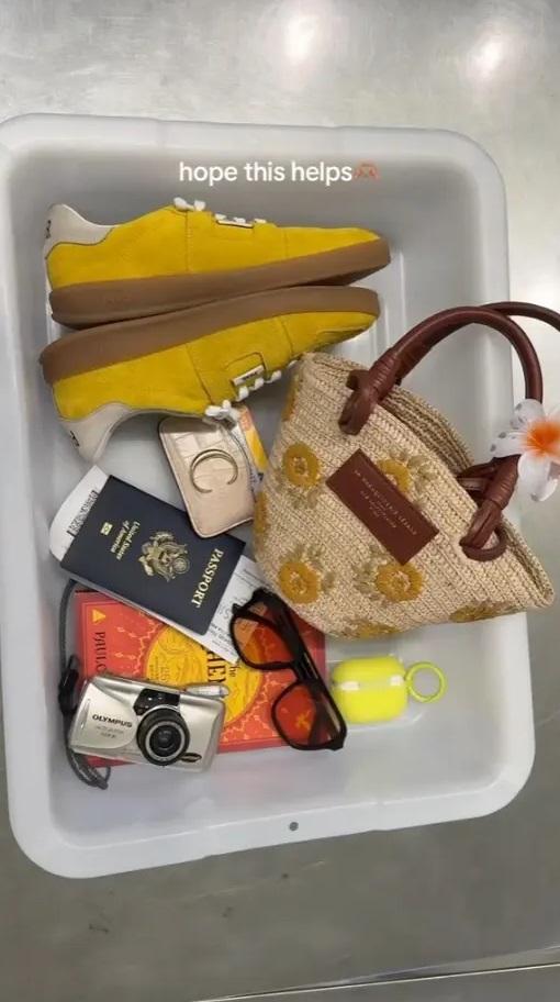 美國《紐約郵報》報道,最近出現一股「機場安檢托盤美學」風潮。(互聯網)