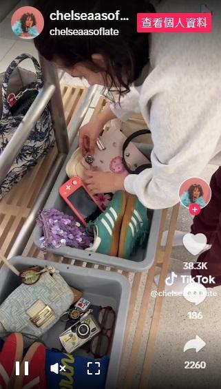 網紅恩里克斯拍片展示她與朋友把隨身物品整齊地放在安檢托盤內。(互聯網)