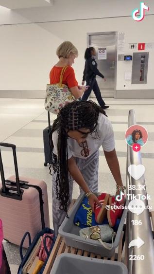 網紅恩里克斯拍片展示她與朋友把隨身物品整齊地放在安檢托盤內。(互聯網)