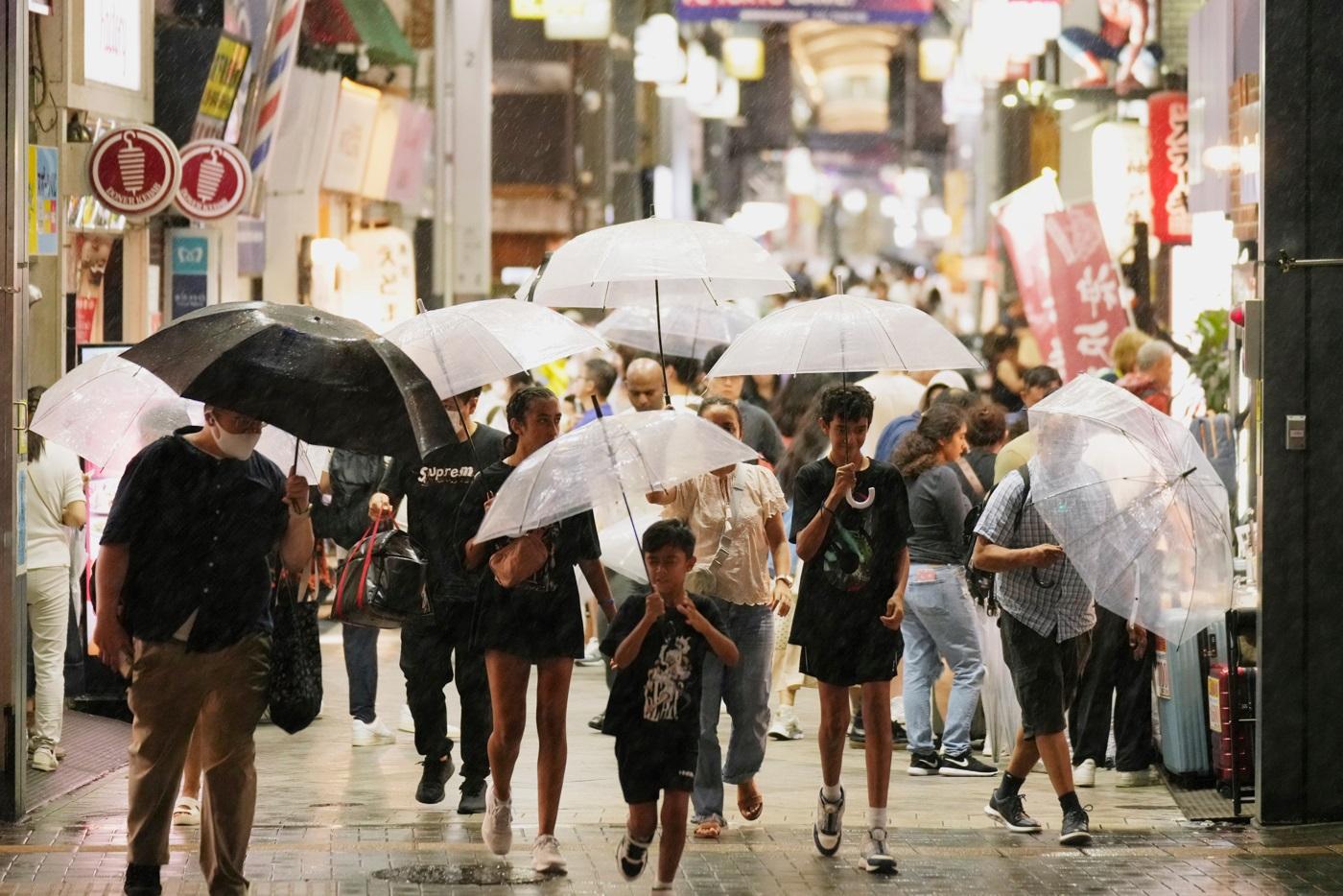 圖為颱風安比本月16日吹襲期間,東京下大雨。(資料圖片)