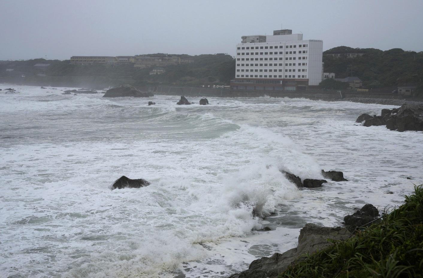 圖為颱風安比本月16日吹襲期間,千葉縣銚子市沿岸翻起巨浪。(資料圖片)