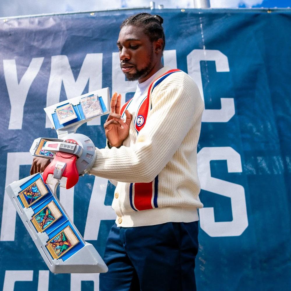 利里斯展示全部5張的《遊戲王》「黑暗大法師」卡片。(X)