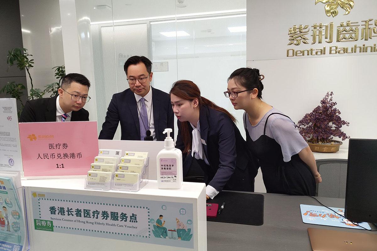 李力綱(左二)和樊敬文(左一)視察新服務點紫荊口腔門診部。(醫務衞生局FB)