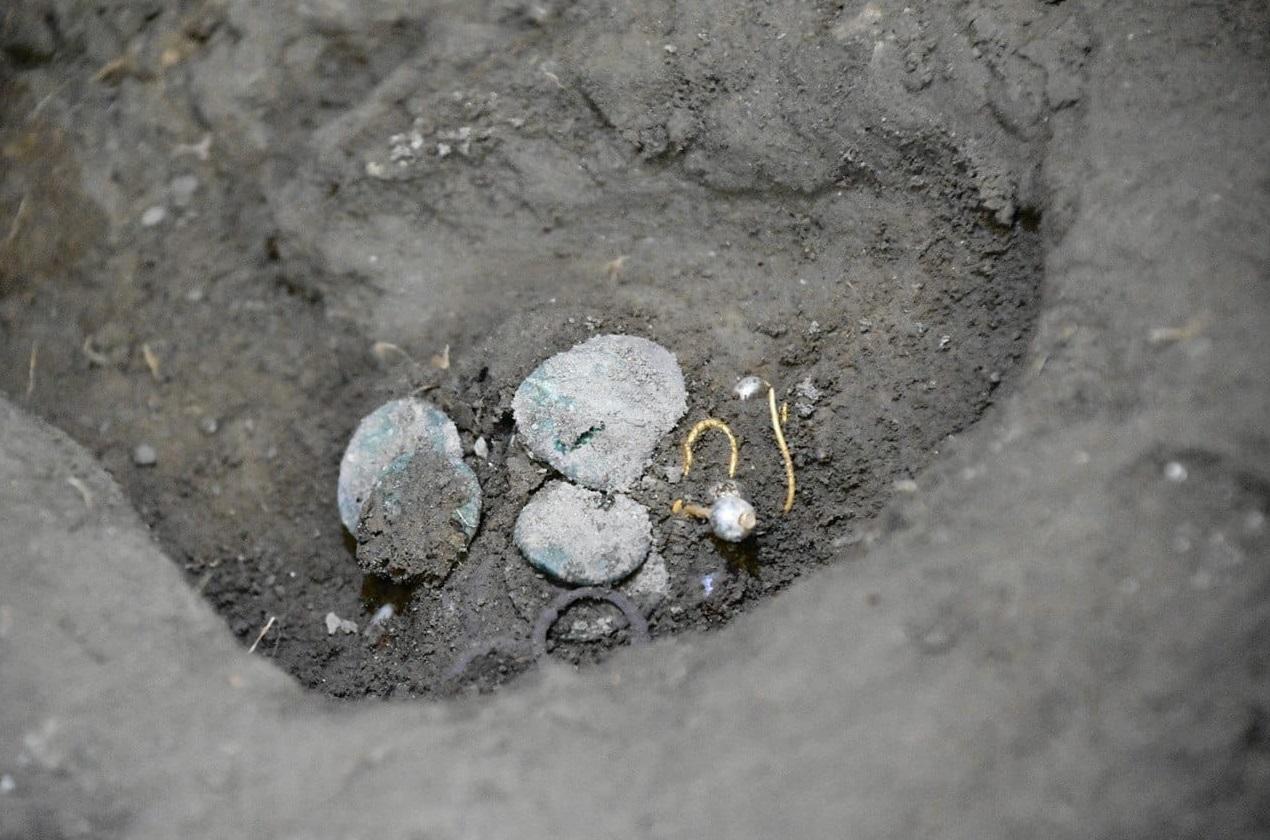 遺骸附近發現金銀珠寶。(互聯網)