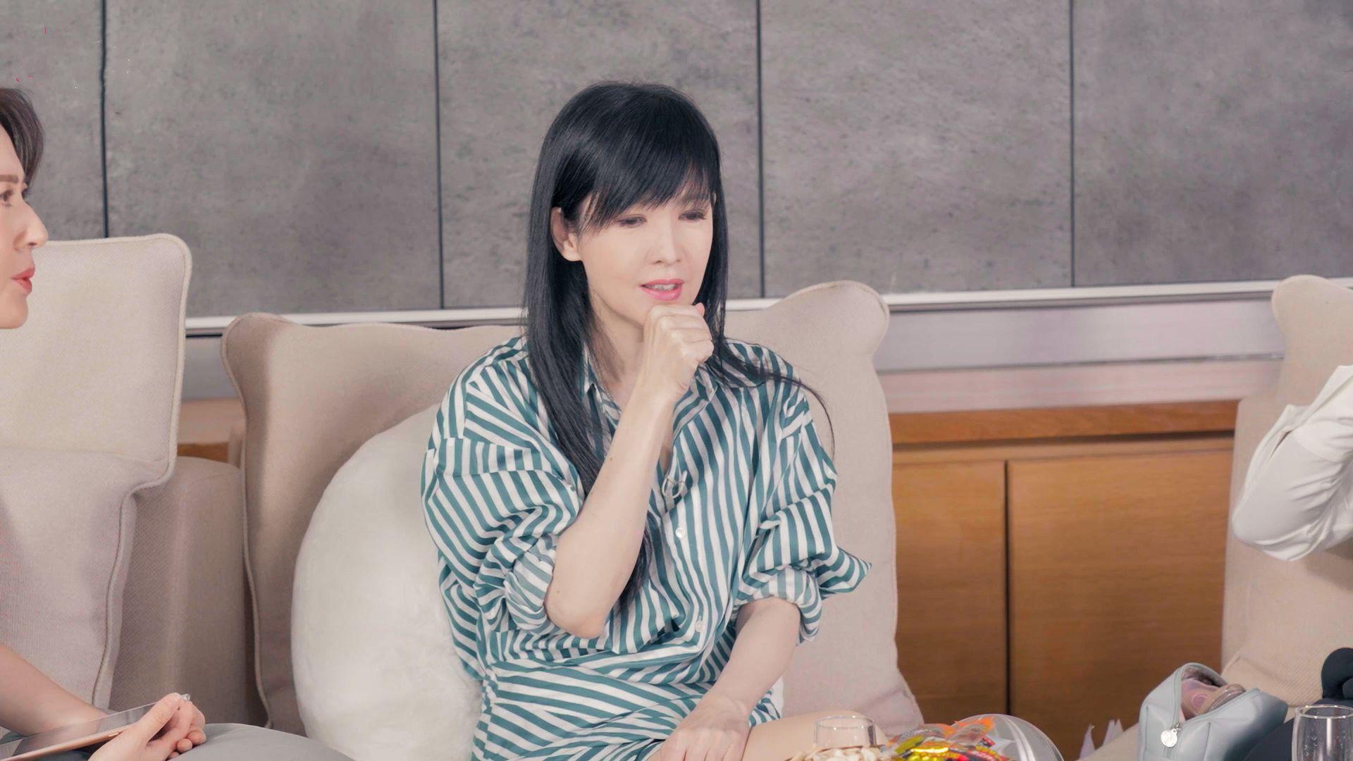 Vivian大方打開手袋,讓人驚訝大發現。