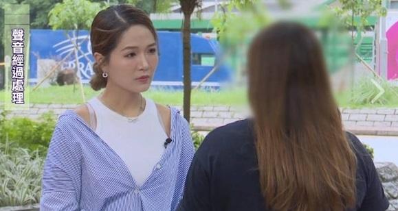 張女士去年在港鐵扶起老伯,怎料被對方索賠5萬再捱告。(東張西望截圖)