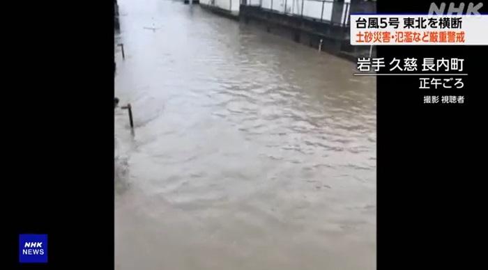 岩手縣久慈市連場大雨,長內町有房屋被淹浸。(互聯網)