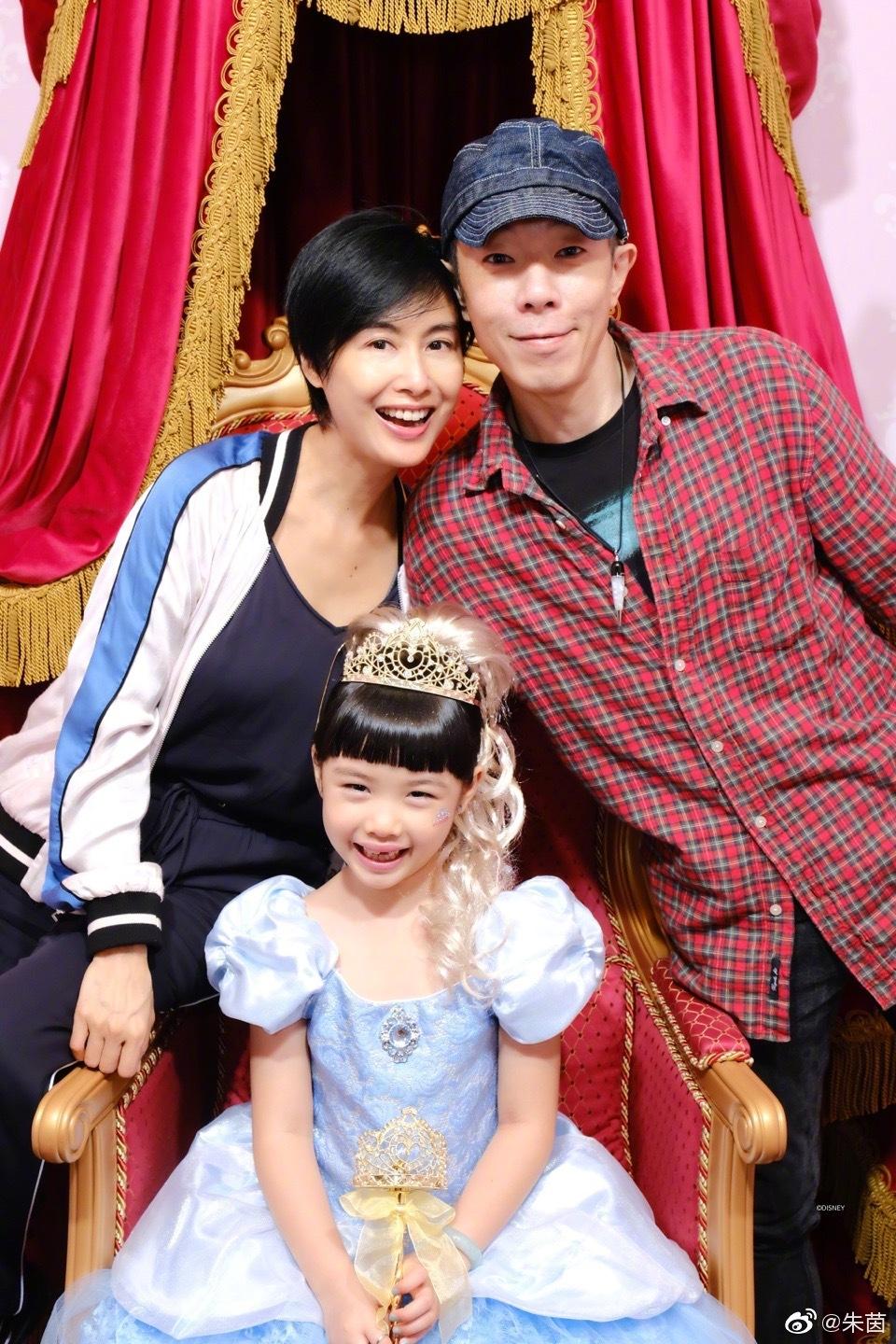 朱茵、黃貫中和女兒黃鶯經常一家三口。