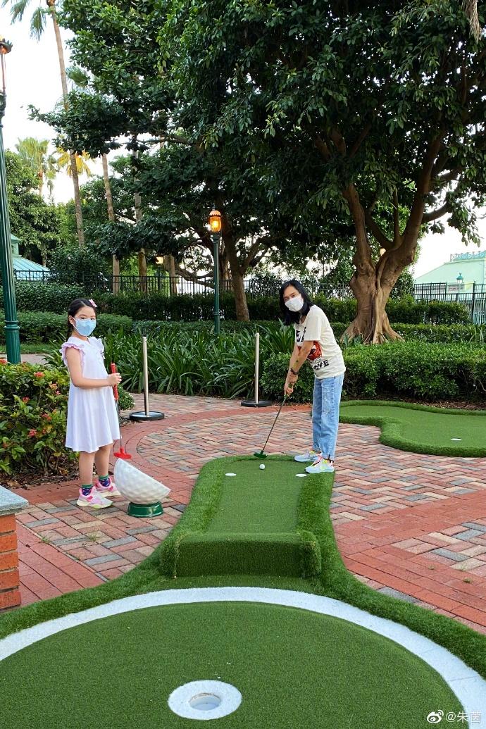 朱茵經常陪伴女兒,兩母女感情要好。